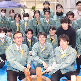 年末恒例の「餅つき大会」を開催