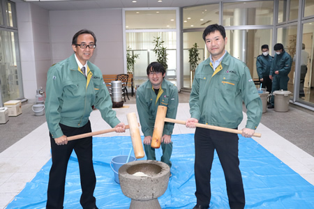 年末恒例の「餅つき大会」を開催