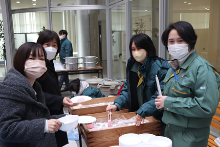 年末恒例の「餅つき大会」を開催