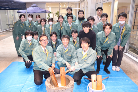 年末恒例の「餅つき大会」を開催